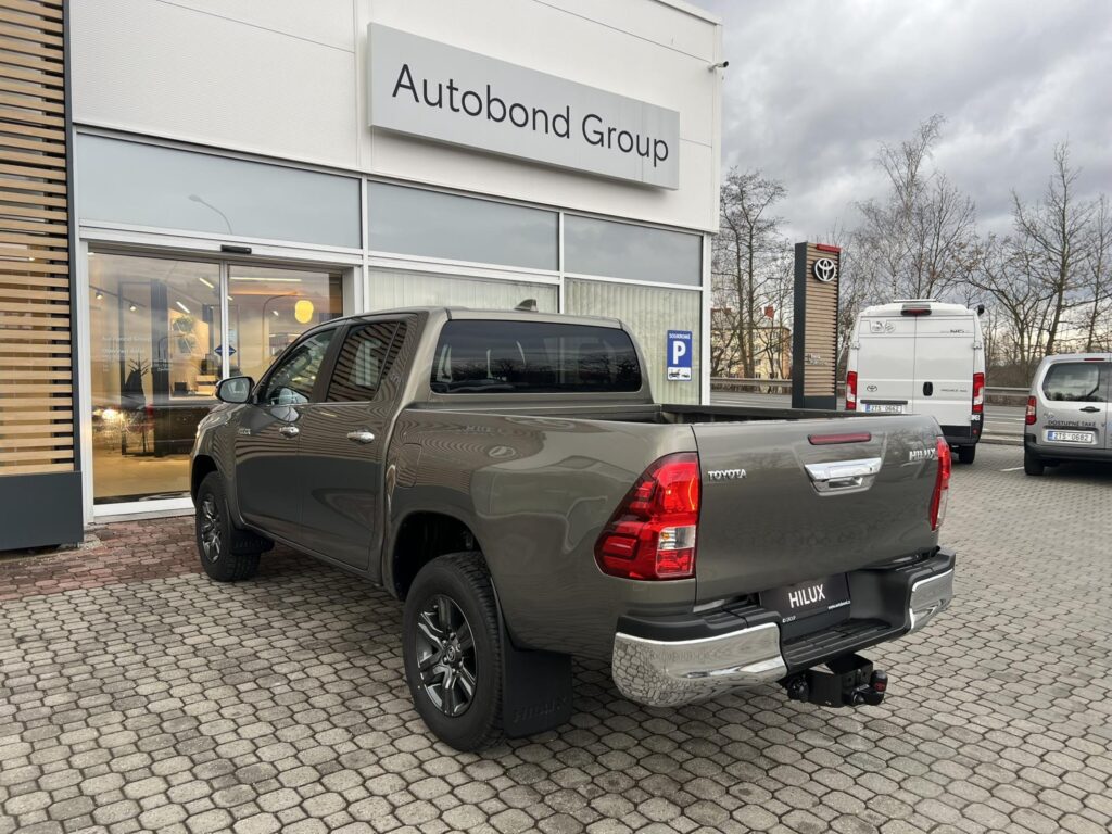 Toyota Hilux  2,8D 6AT Executive 4X4 + Tažné zařízení