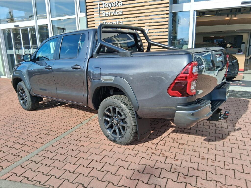 Toyota Hilux  2,8D-4D 205K INVINCIBLE + PAKET CARGO +TAŽNÉ ZAŘÍZENÍ