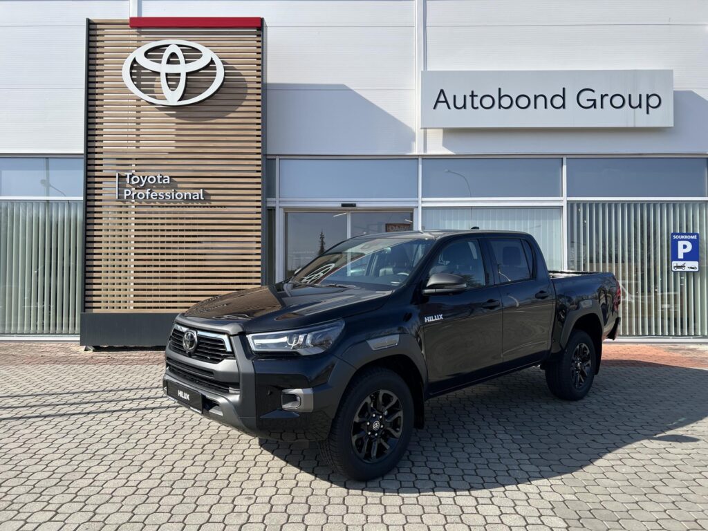 Toyota Hilux  2.8D 6AT Invincible 4x4 + tažné zařízení