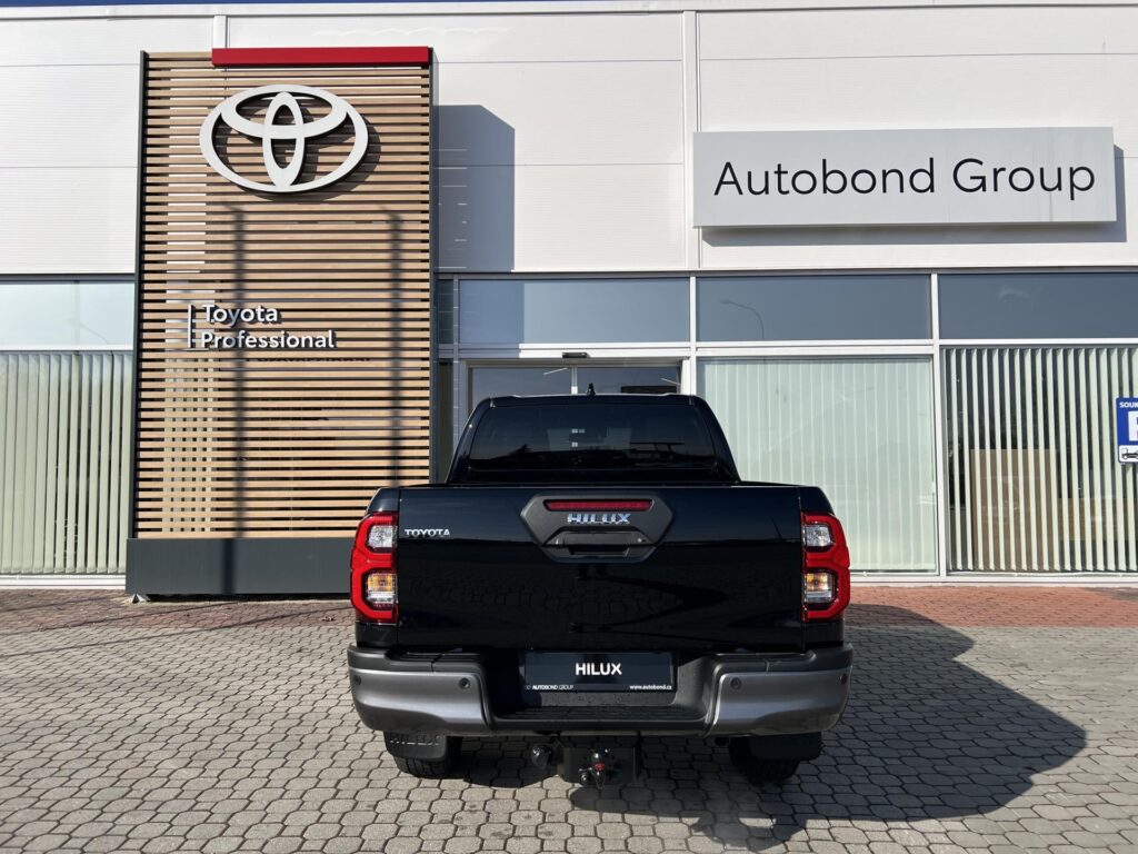 Toyota Hilux  2.8D 6AT Invincible 4x4 + tažné zařízení