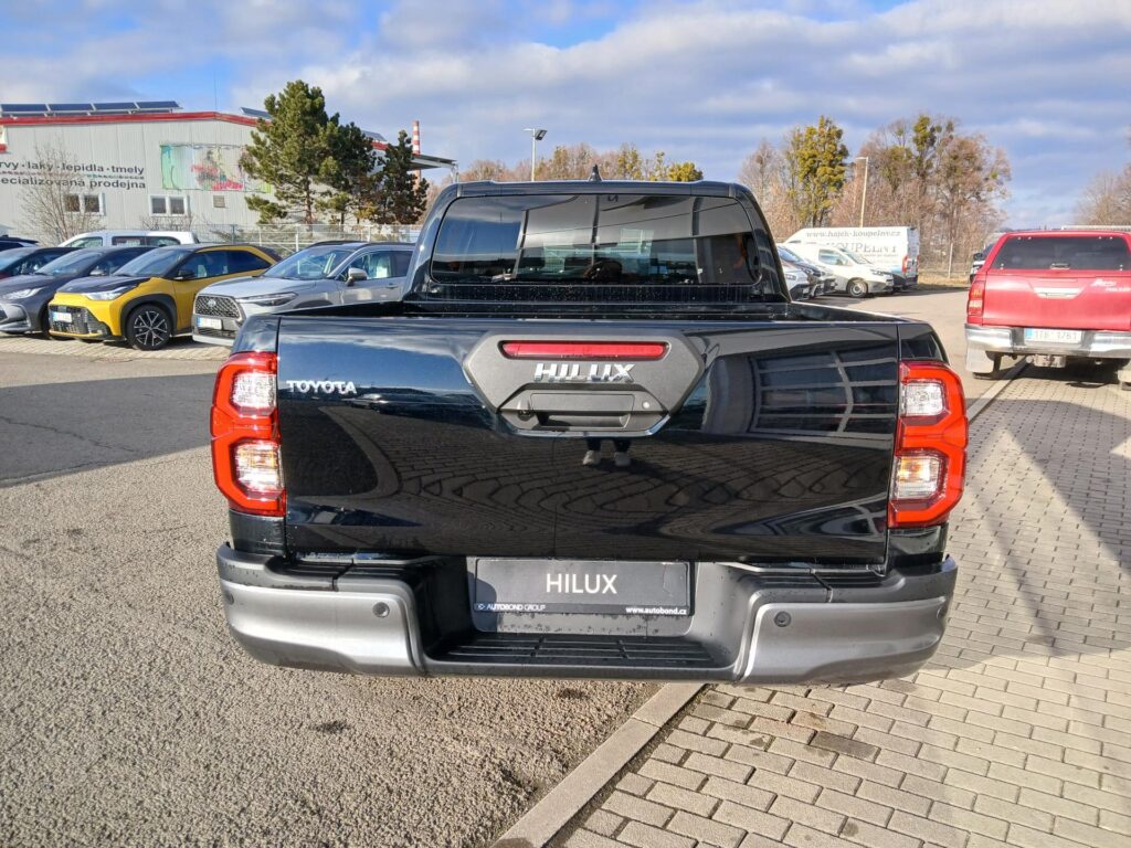 Toyota Hilux  2.8 D 6st. automat Invincible