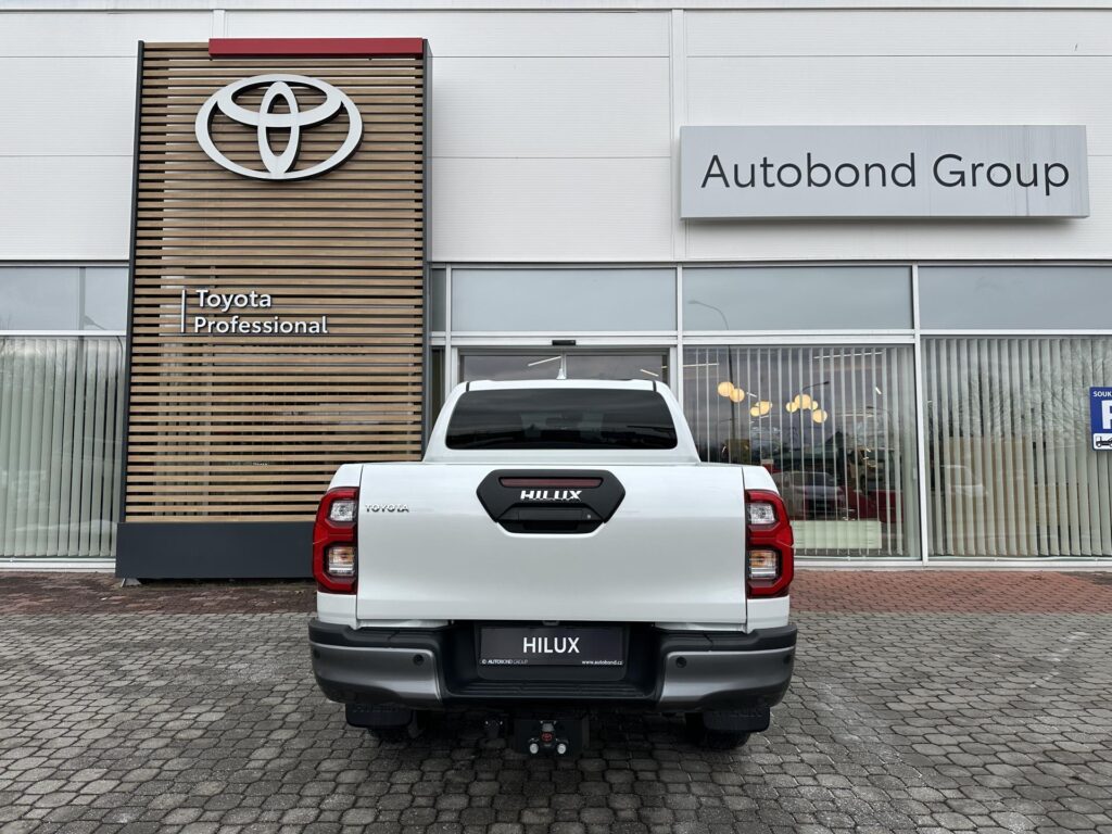 Toyota Hilux  2.8D 6AT Invincible 4x4 + tažné zařízení