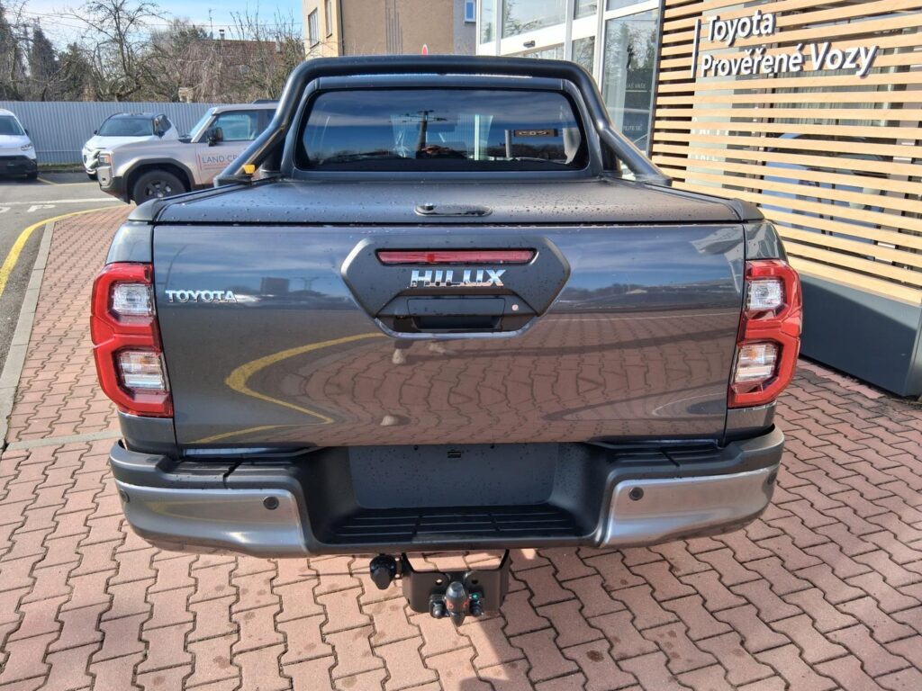 Toyota Hilux  2,8D-4D 205K INVINCIBLE + PAKET CARGO +TAŽNÉ ZAŘÍZENÍ