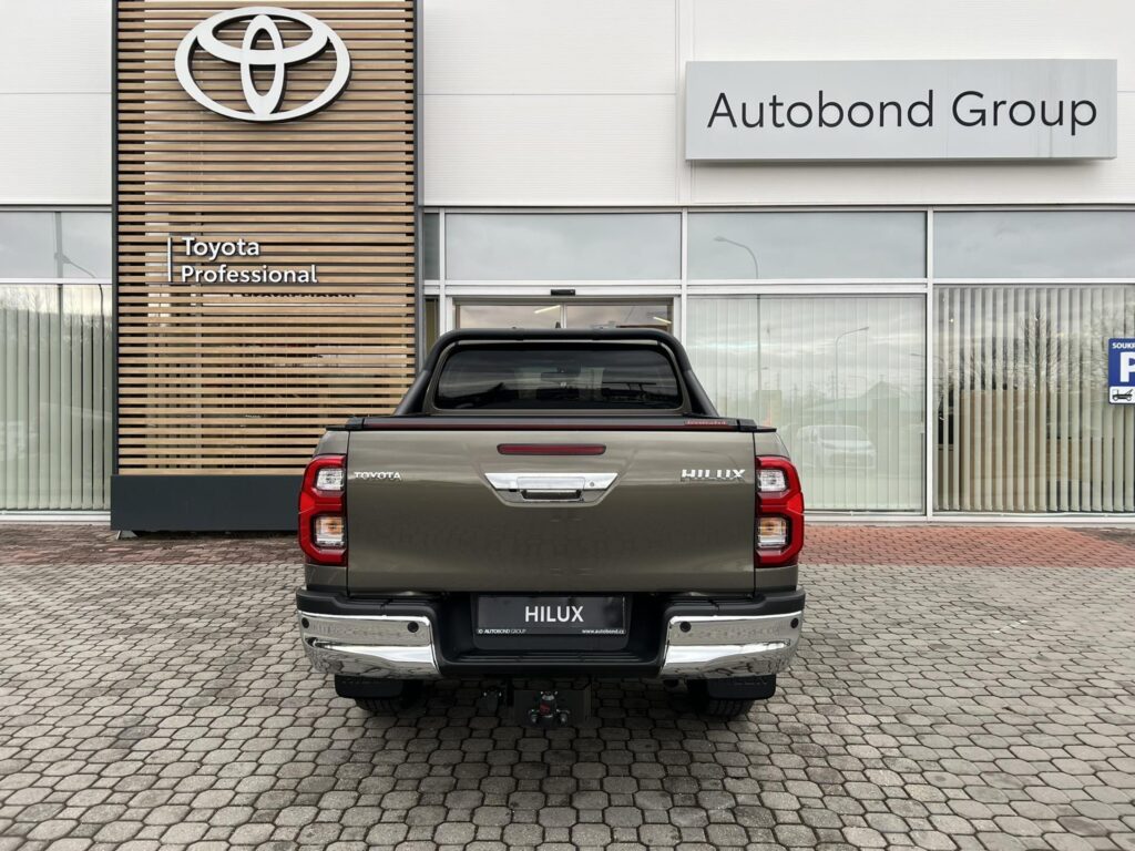 Toyota Hilux  2.8D 6AT Executive 4×4 + tažné + roleta