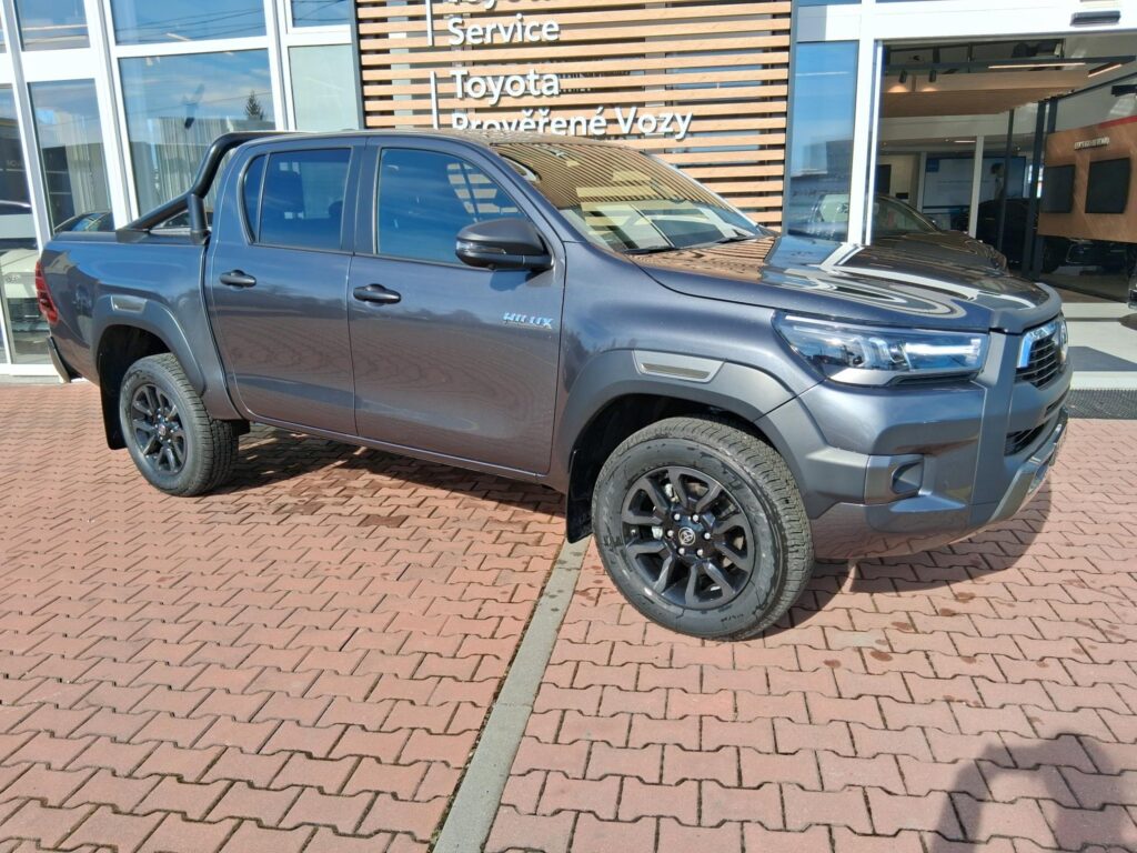 Toyota Hilux  2,8D-4D 205K INVINCIBLE + PAKET CARGO +TAŽNÉ ZAŘÍZENÍ