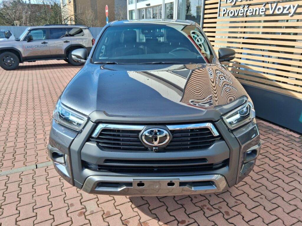 Toyota Hilux  2,8D-4D 205K INVINCIBLE + PAKET CARGO +TAŽNÉ ZAŘÍZENÍ
