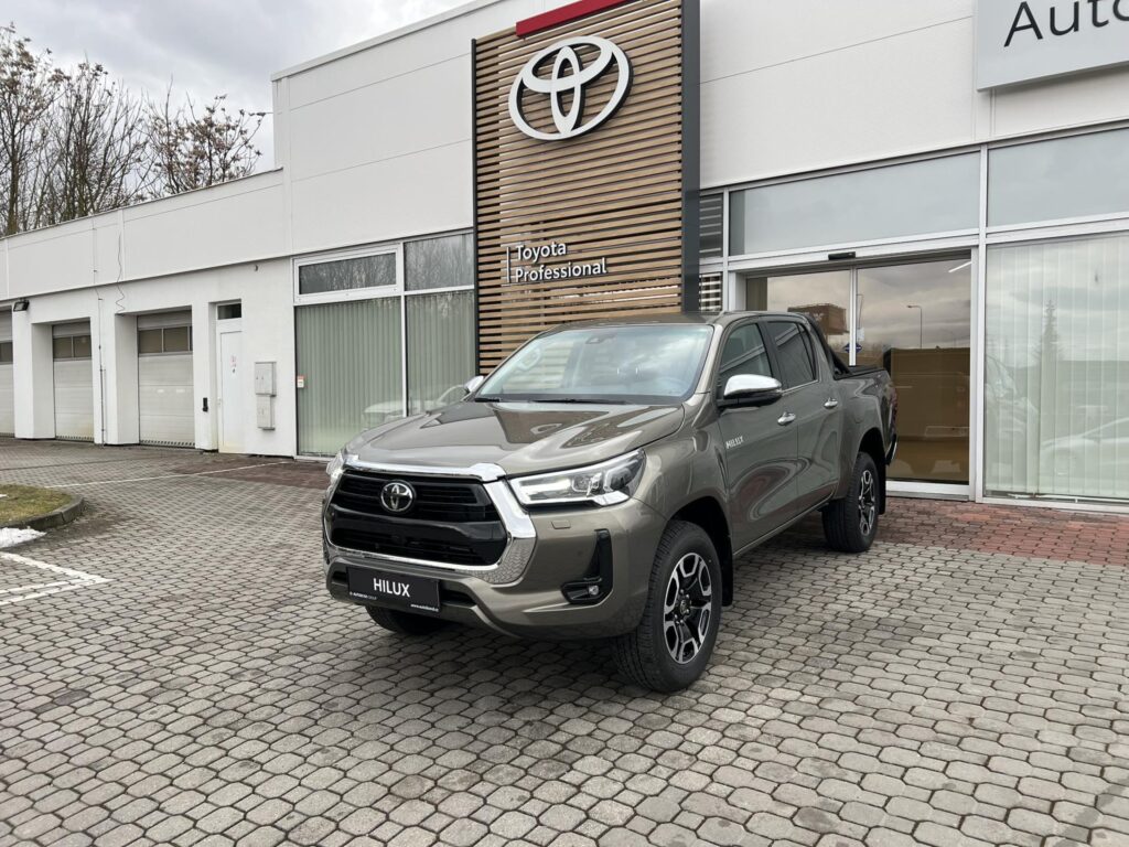 Toyota Hilux  2.8D 6AT Executive 4×4 + tažné + roleta