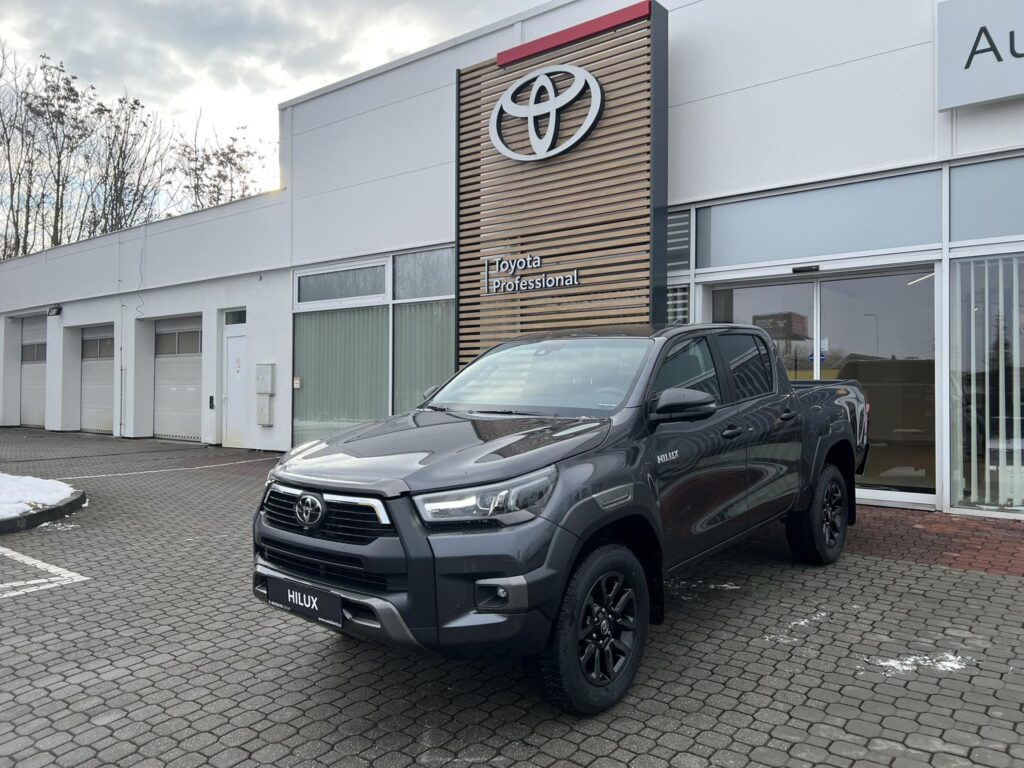 Toyota Hilux  2.8D 6AT Invincible 4x4 + tažné zařízení