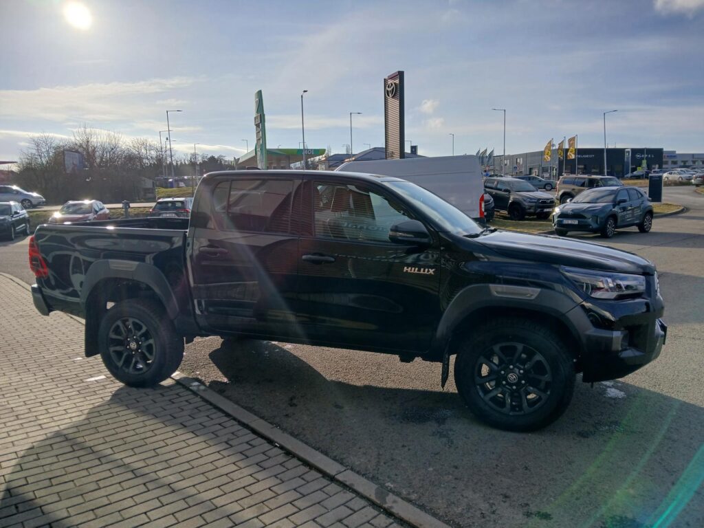 Toyota Hilux  2.8 D 6st. automat Invincible