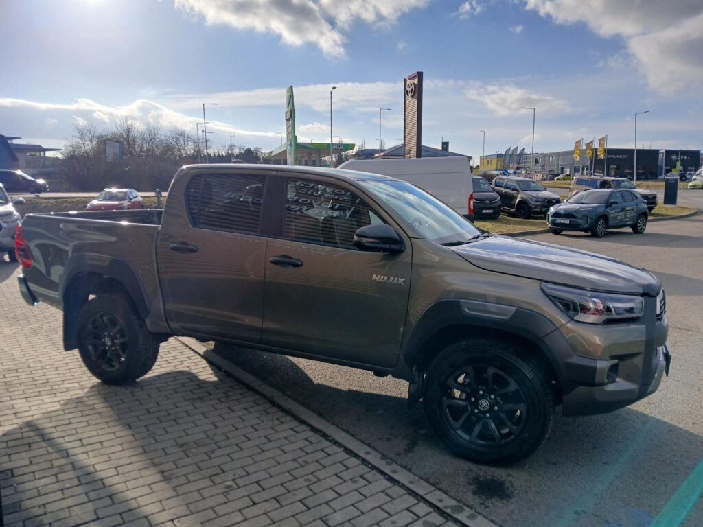 Toyota Hilux  2.8 D 6st. AT Invincible