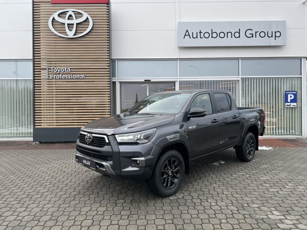 Toyota Hilux  2.8D 6AT Invincible 4x4 + tažné zařízení