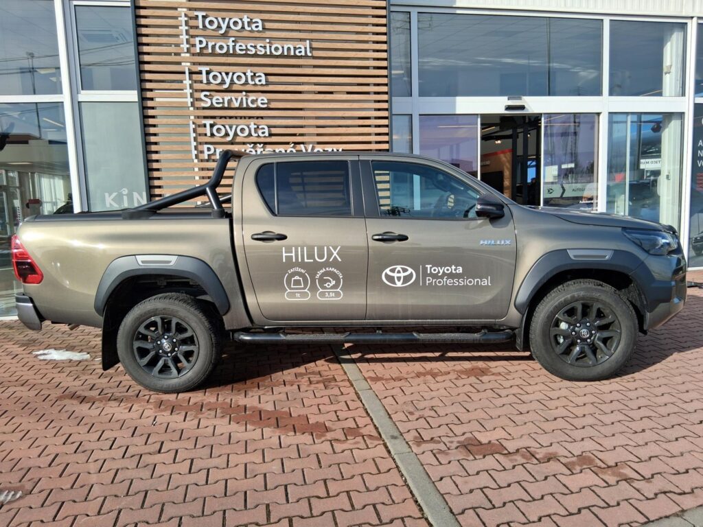 Toyota Hilux  2,8D 6AT INVINCIBLE 4X4