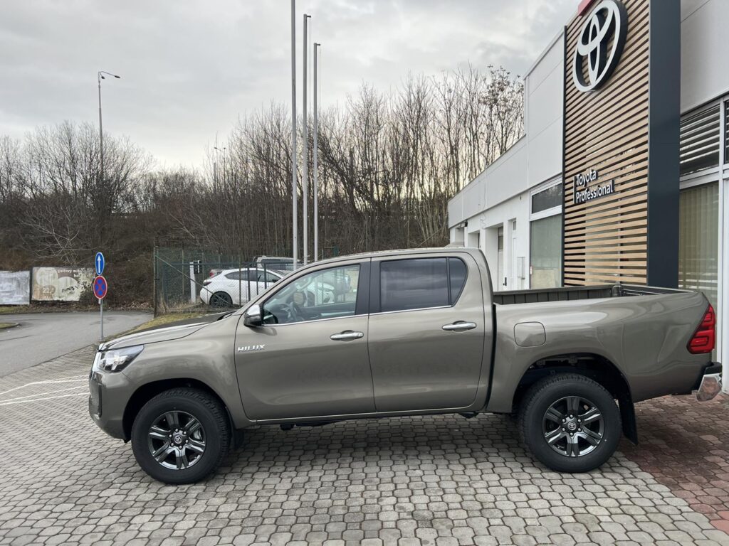Toyota Hilux  2,8D 6AT Executive 4X4 + Tažné zařízení