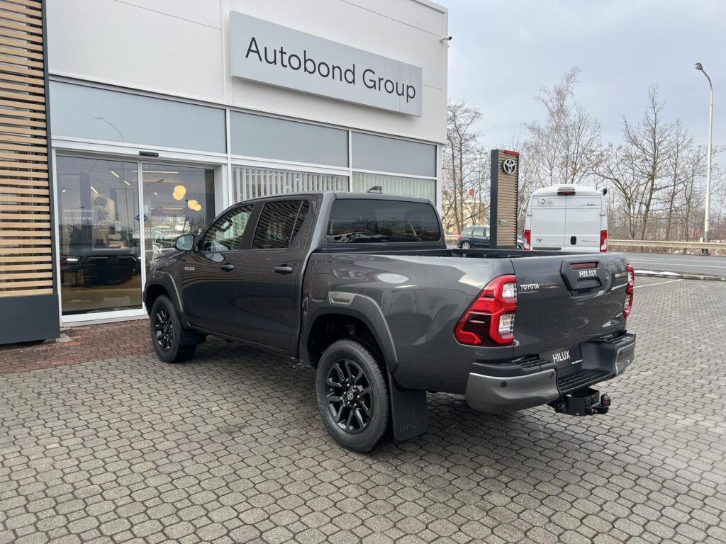 Toyota Hilux  2.8D 6AT Invincible 4x4 + tažné zařízení