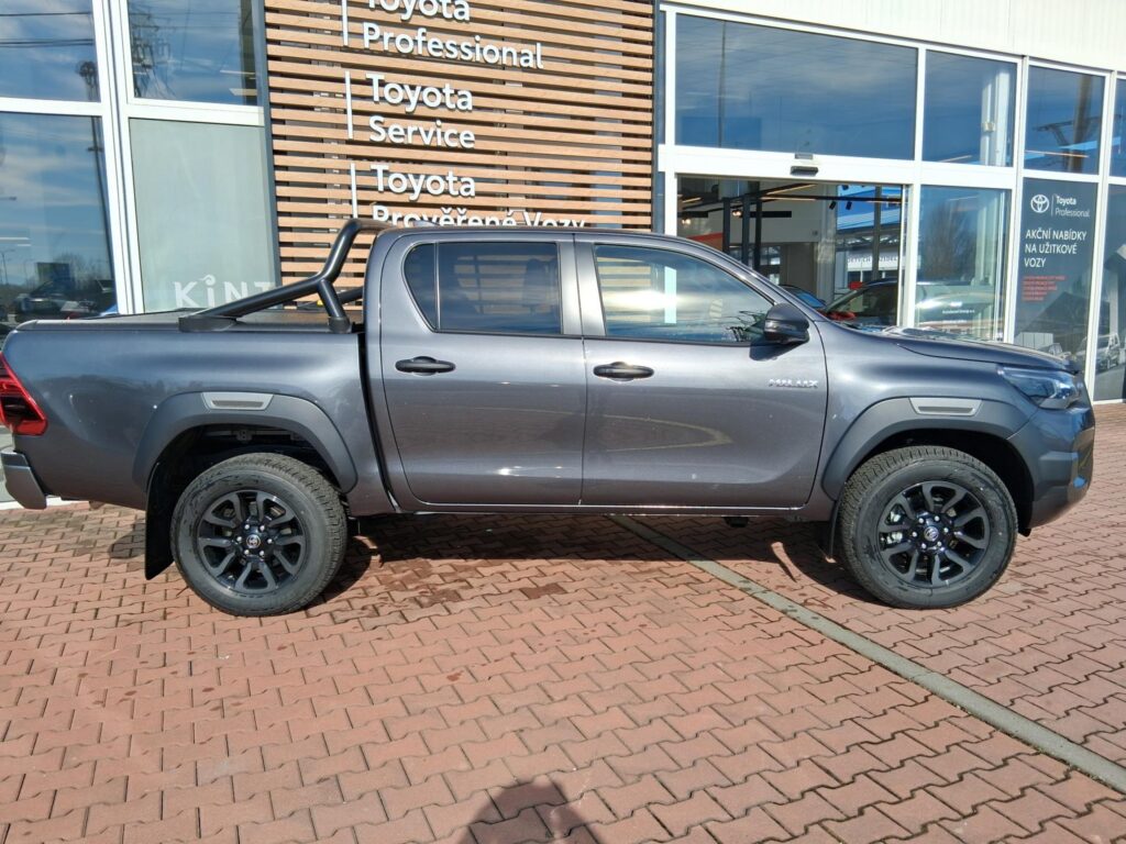 Toyota Hilux  2,8D-4D 205K INVINCIBLE + PAKET CARGO +TAŽNÉ ZAŘÍZENÍ
