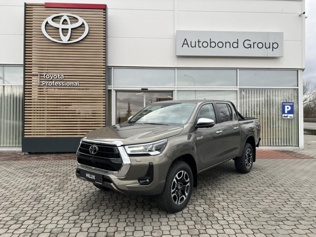 Toyota Hilux  2.8D 6AT Executive 4×4 + tažné + roleta