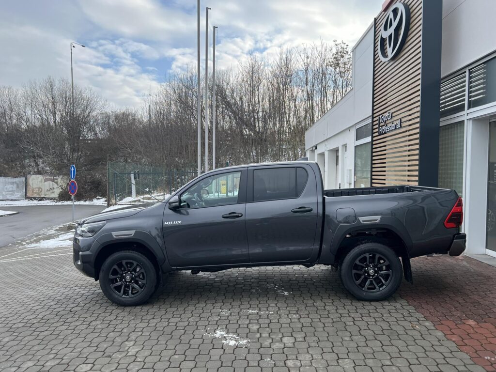 Toyota Hilux  2.8D 6AT Invincible 4x4 + tažné zařízení