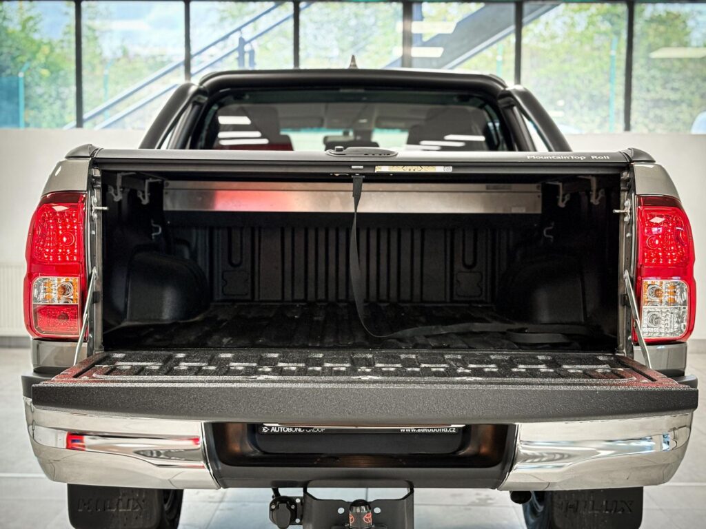 Toyota Hilux  2,8, 6st,  (4x4), Invincible