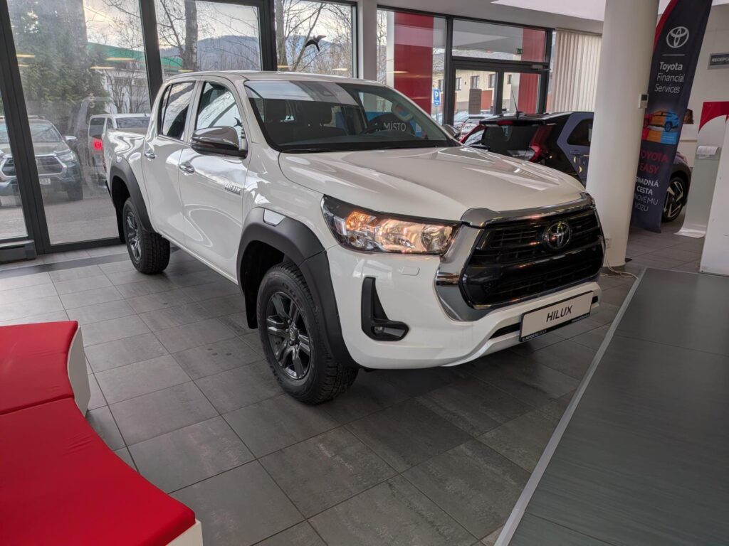 Toyota Hilux  Active Double Cab, 2,8 D-4D (204 k) + tažné zařízení a lemy blatníků