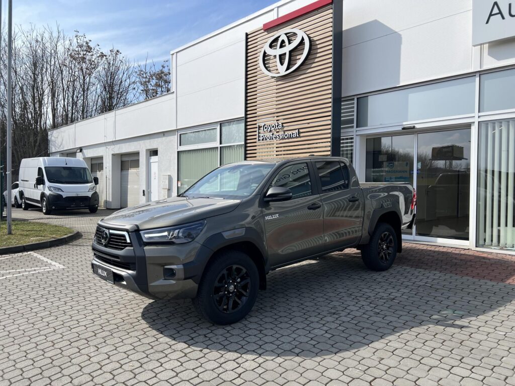Toyota Hilux  2.8D 6AT Invincible 4x4 + tažné zařízení