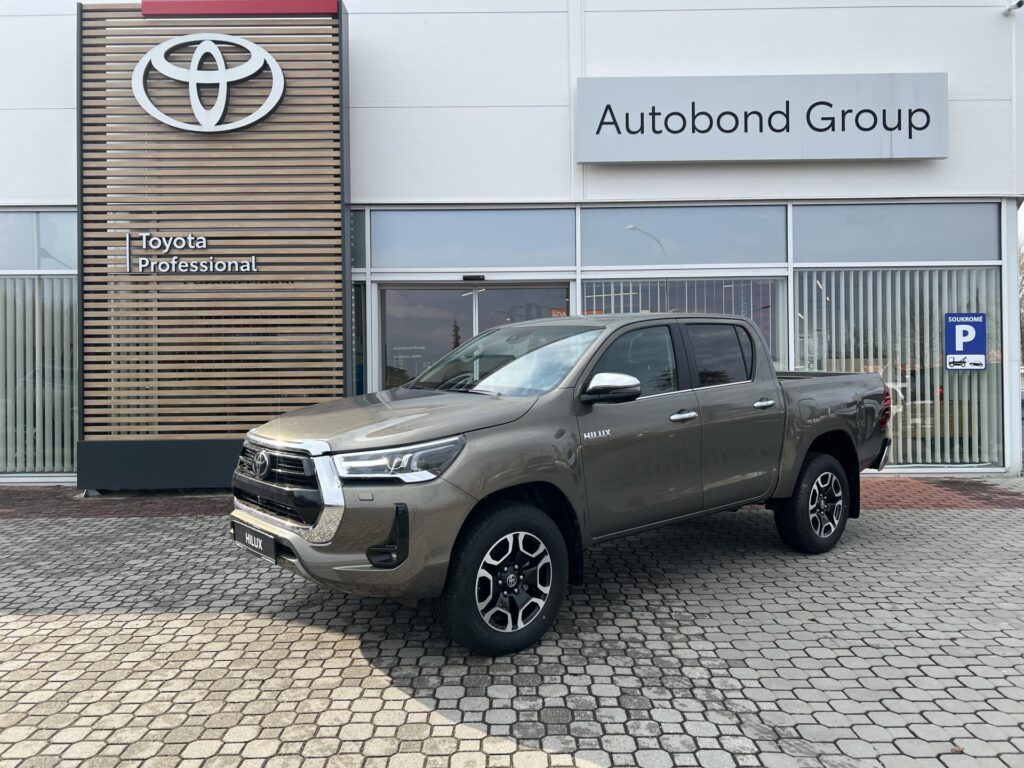 Toyota Hilux  2,8D 6AT Executive 4X4 + Tažné zařízení