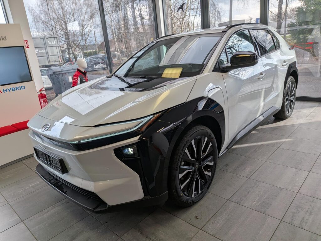 Toyota bZ4X  Executive 4x4 Elektromotor (343 koní), akumulátor 73,1 kWh