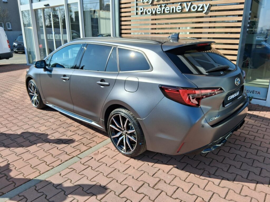 Toyota Corolla  2,0 HEV GR SPORT - MATNÁ ŠEDÁ