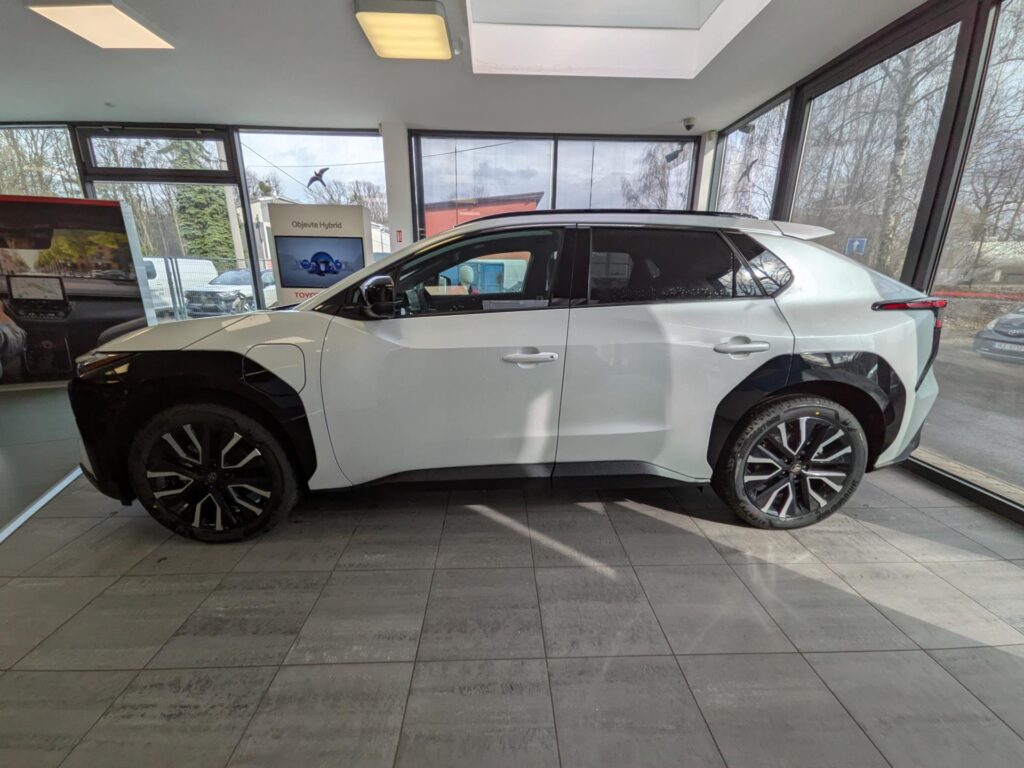 Toyota bZ4X  Executive 4x4 Elektromotor (343 koní), akumulátor 73,1 kWh