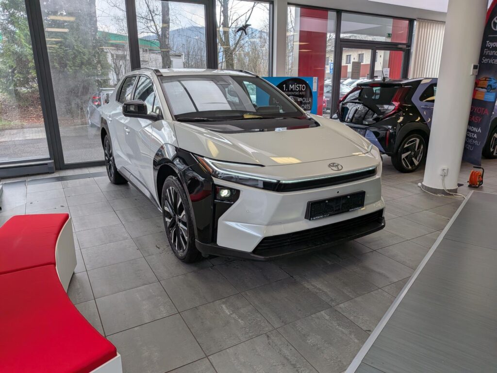 Toyota bZ4X  Executive 4x4 Elektromotor (343 koní), akumulátor 73,1 kWh
