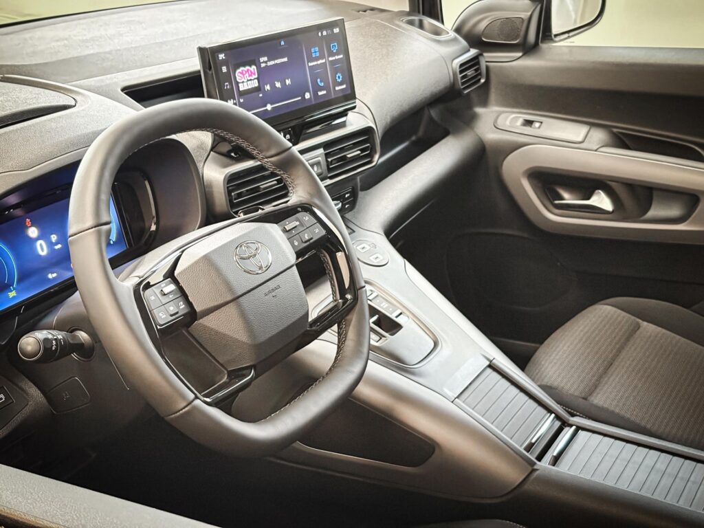 Toyota ProAce  1.5L Diesel, 6 st. (4x2), Family 7S