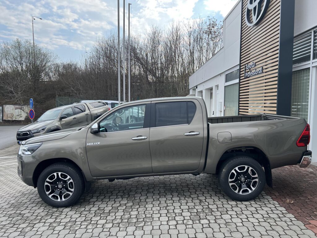 Toyota Hilux  2,8D 6AT Executive 4X4 + Tažné zařízení