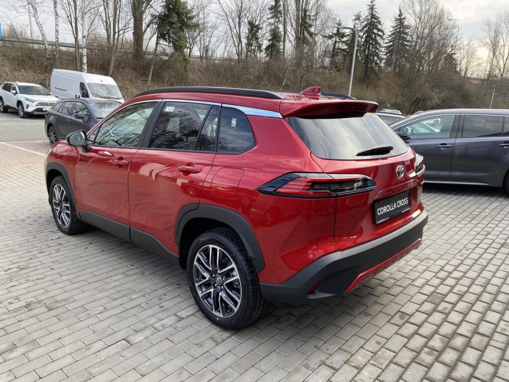 Toyota Corolla Cross  1.8 HEV STYLE + zimní kola