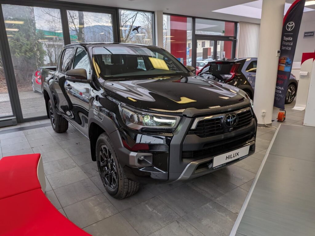 Toyota Hilux  Invincible 2,8 D-4D (204 k) 6AT