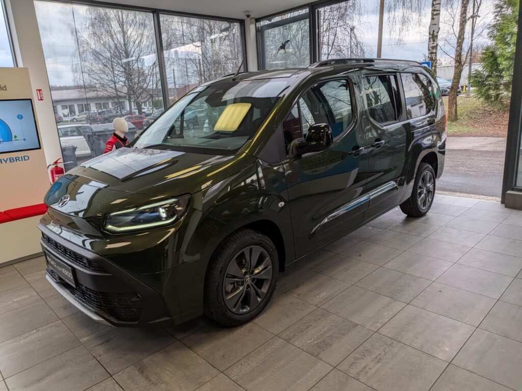 Toyota ProAce  Family 7S 5D - Passenger LWB, 1.5L Diesel (130 hp) 8AT