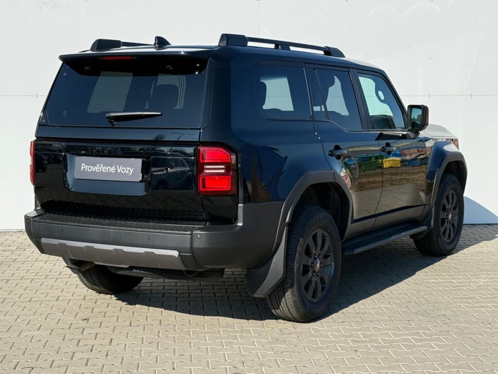 Toyota Land Cruiser  2.8 D-4D 6AT Invincible