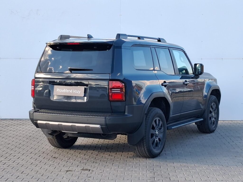 Toyota Land Cruiser  2.8 D-4D 6AT Invincible