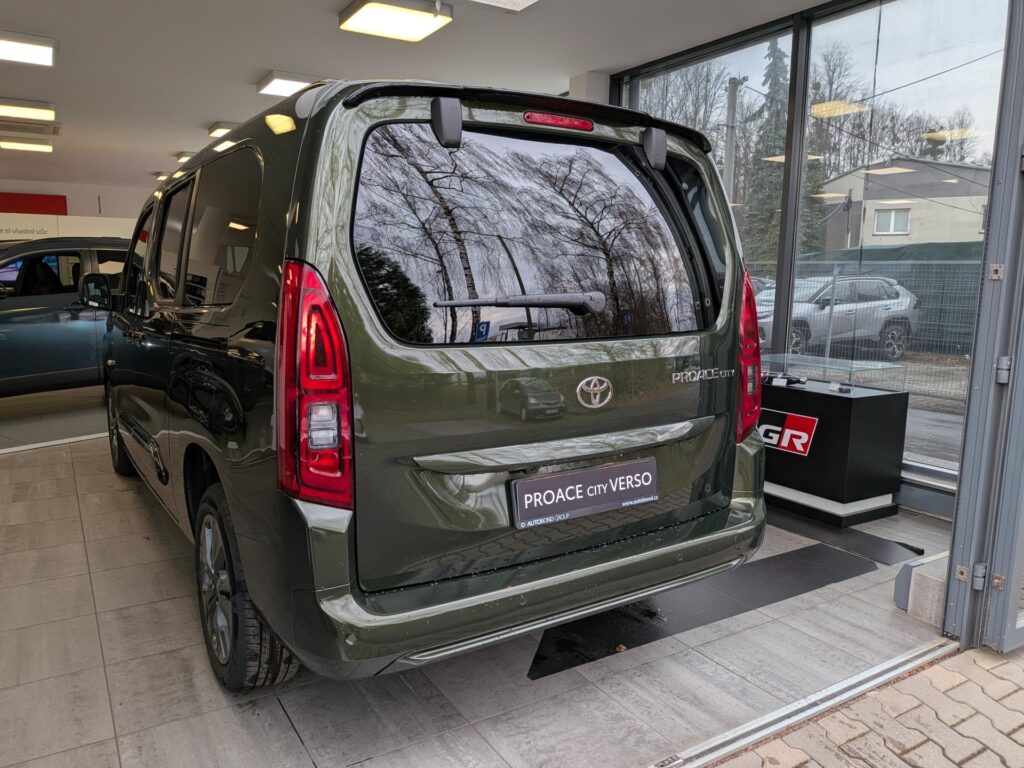 Toyota ProAce  Family 7S 5D - Passenger LWB, 1.5L Diesel (130 hp) 8AT