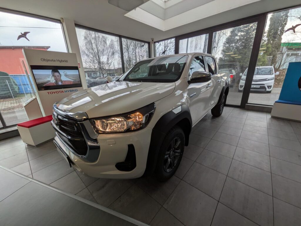 Toyota Hilux  Active Double Cab, 2,8 D-4D (204 k) + tažné zařízení a lemy blatníků