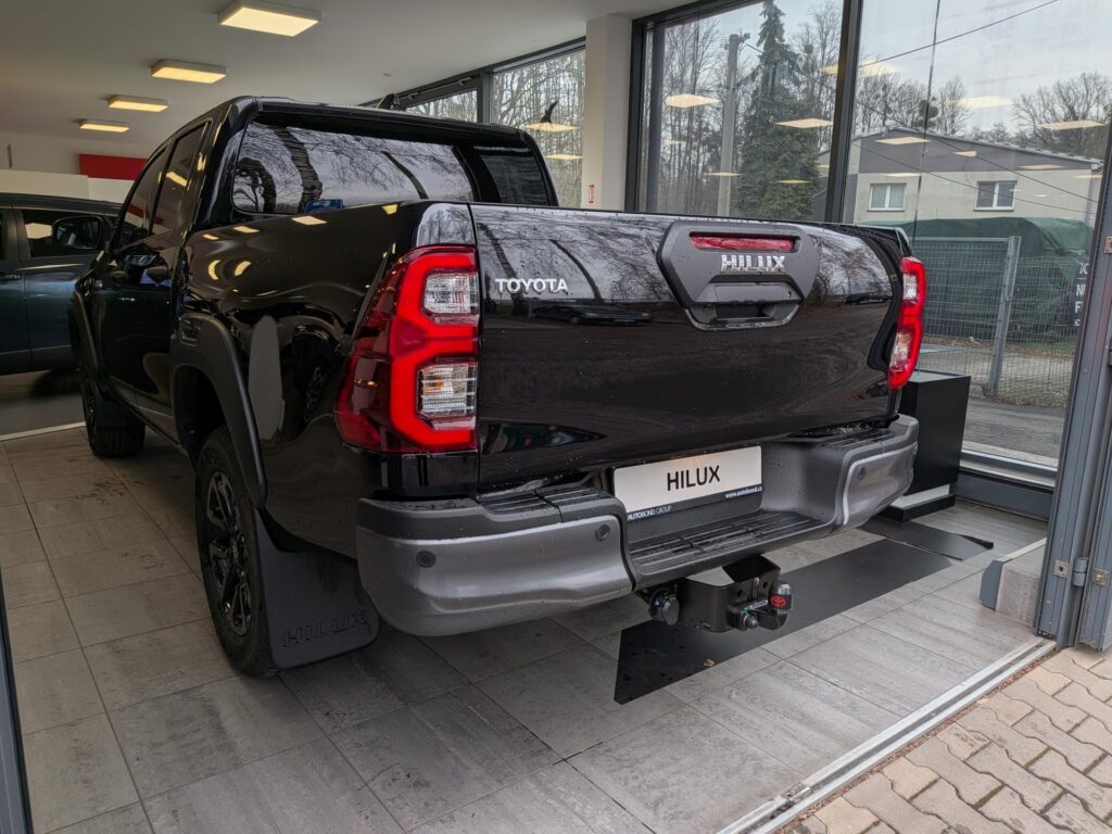 Toyota Hilux  Invincible 2,8 D-4D (204 k) 6AT