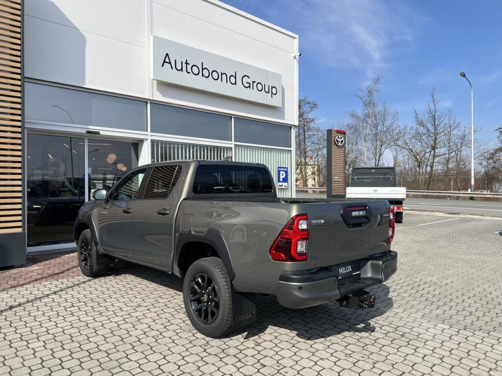 Toyota Hilux  2.8D 6AT Invincible 4x4 + tažné zařízení