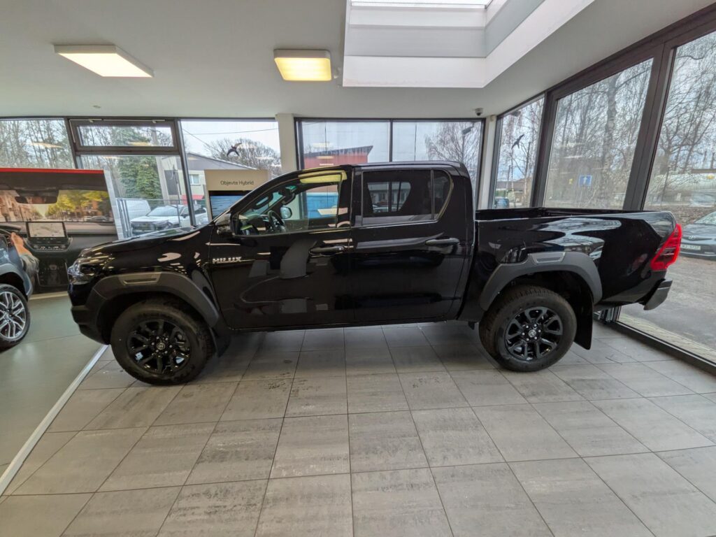 Toyota Hilux  Invincible 2,8 D-4D (204 k) 6AT