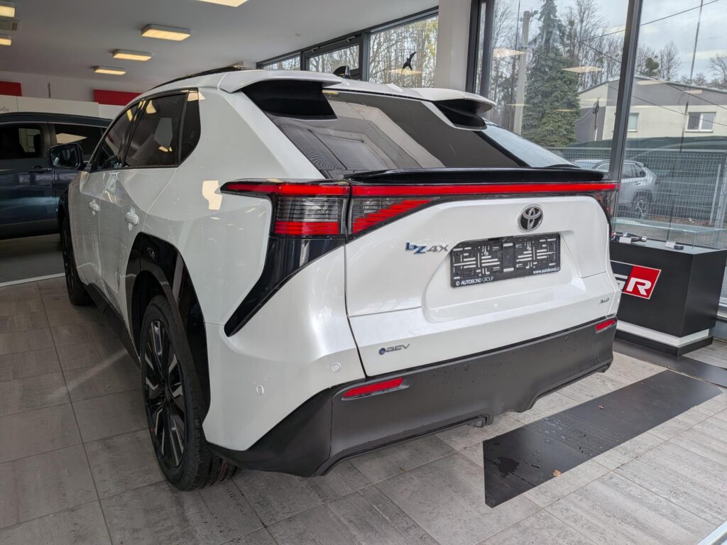 Toyota bZ4X  Executive 4x4 Elektromotor (343 koní), akumulátor 73,1 kWh