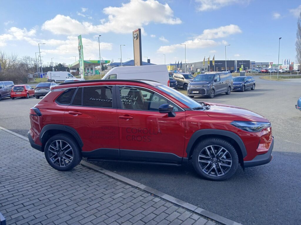 Toyota Corolla Cross  1,8 HEV STYLE zimní pneu