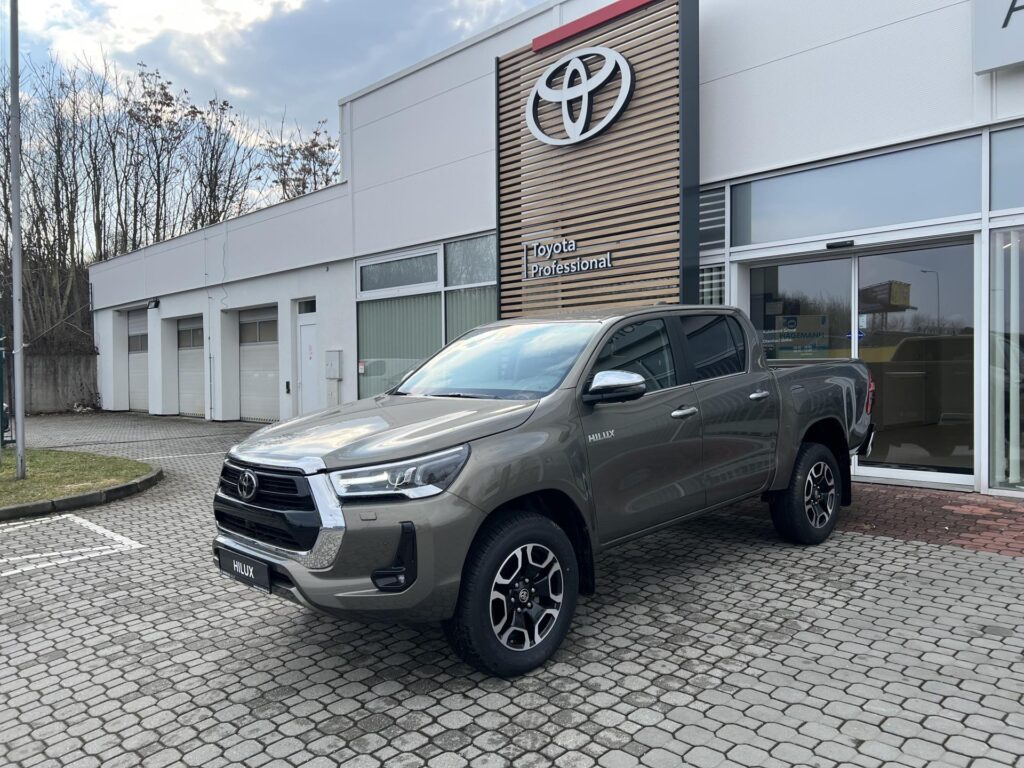 Toyota Hilux  2,8D 6AT Executive 4X4 + Tažné zařízení