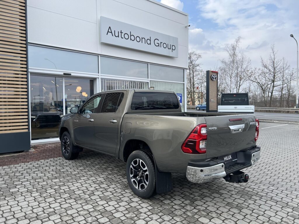 Toyota Hilux  2,8D 6AT Executive 4X4 + Tažné zařízení