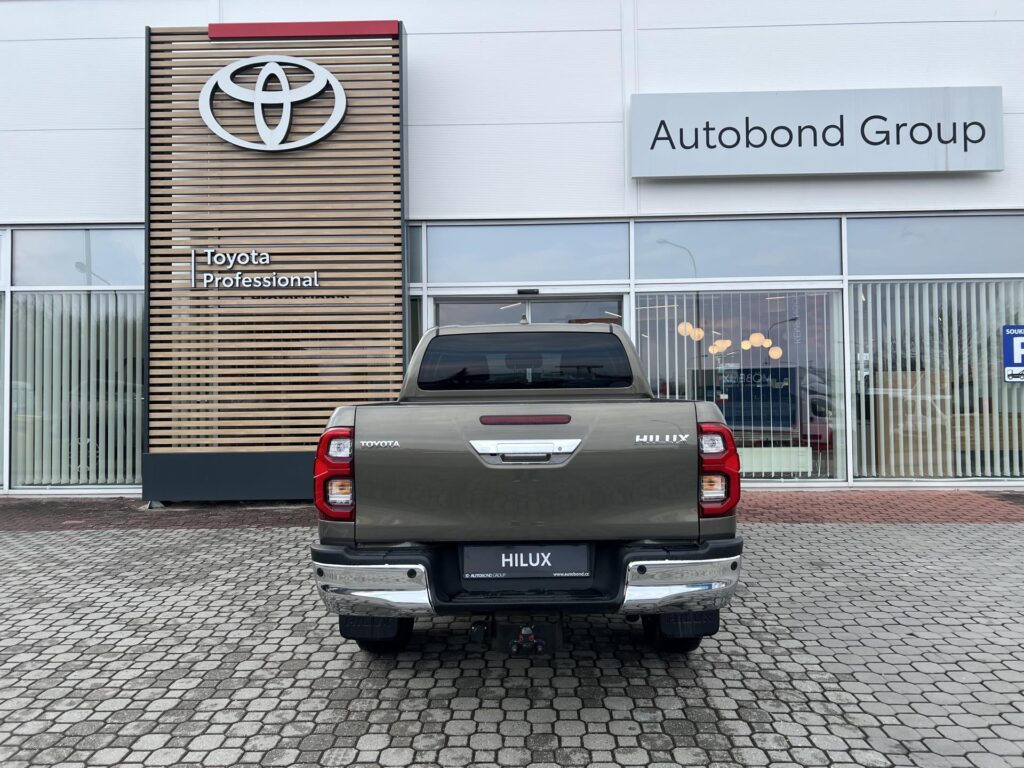 Toyota Hilux  2,8D 6AT Executive 4X4 + Tažné zařízení