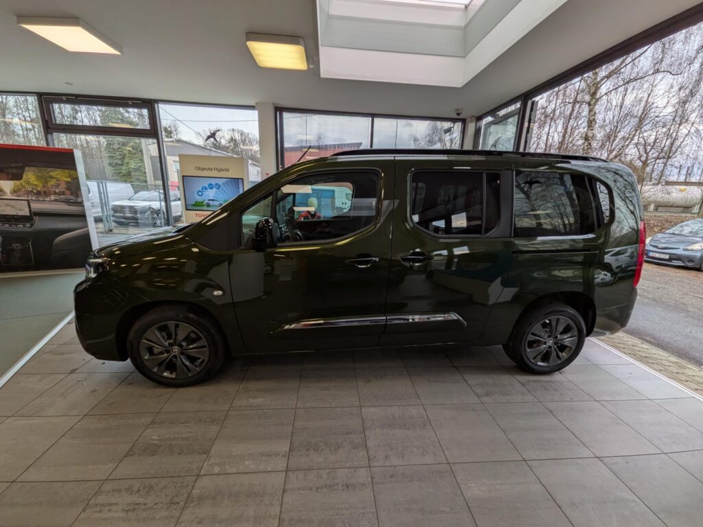 Toyota ProAce  Family 7S 5D - Passenger LWB, 1.5L Diesel (130 hp) 8AT