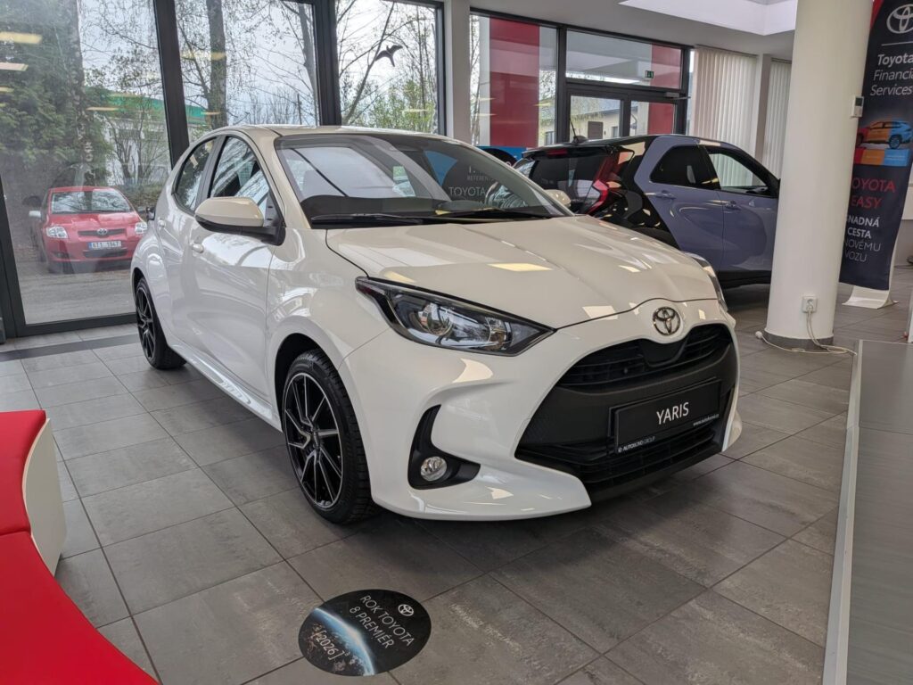 Toyota Yaris  LIMITOVANÁ EDICE AUTOBOND Comfort 1.5 Hybrid (116 k) + zimní kompletní kola
