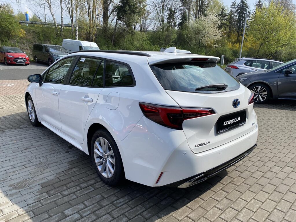 Toyota Corolla  1.8 HEV Comfort Tech + zimní kola
