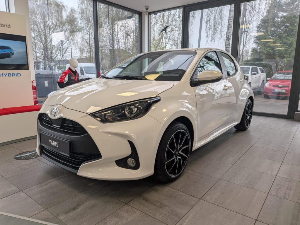Toyota Yaris  LIMITOVANÁ EDICE AUTOBOND Comfort 1.5 Hybrid (116 k) + zimní kompletní kola
